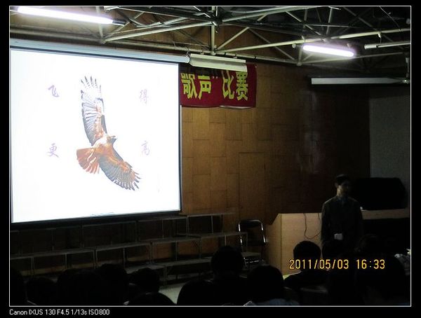 杨安平老师给初三学生做《飞得更高》的心理动员讲座