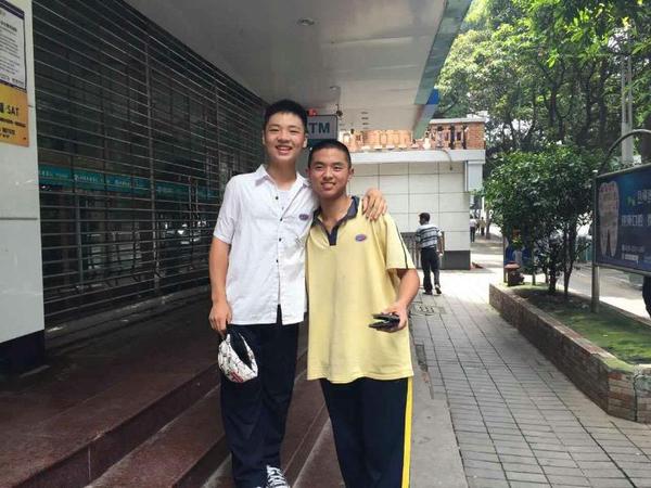 鼓东所民警为两位位学生拍照