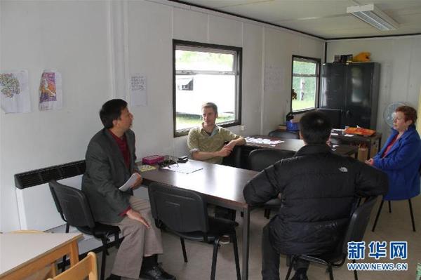 5月26日，在比利时根特市西郊的吉卜赛人营地，教师阿涅斯·范坎普（右一）在“集装箱”学校里向中国驻比利时大使馆教育处一行介绍学校情况。